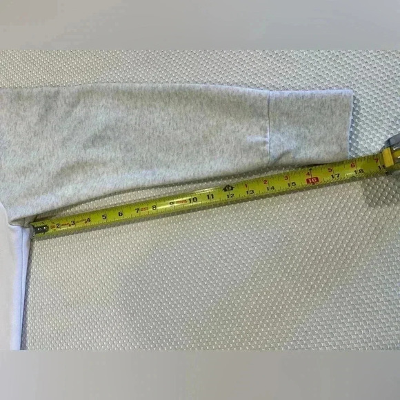 ✨Nike Dri-Fit Tri Color Swoosh Sweatshirt White/Gray Black Size Small crewneck - Picture 9 of 9